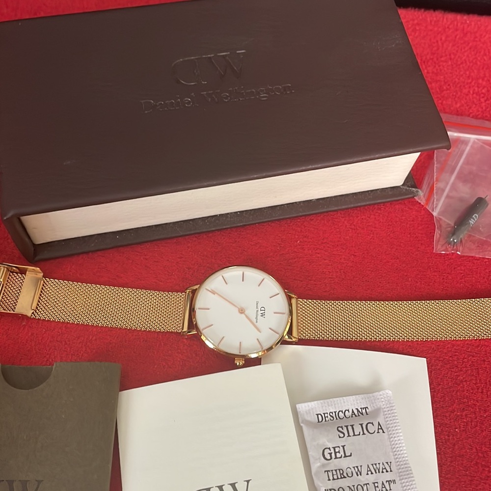 Authentic DW Gold Watch⏱⌚️⭐️ - Picture 5 of 16